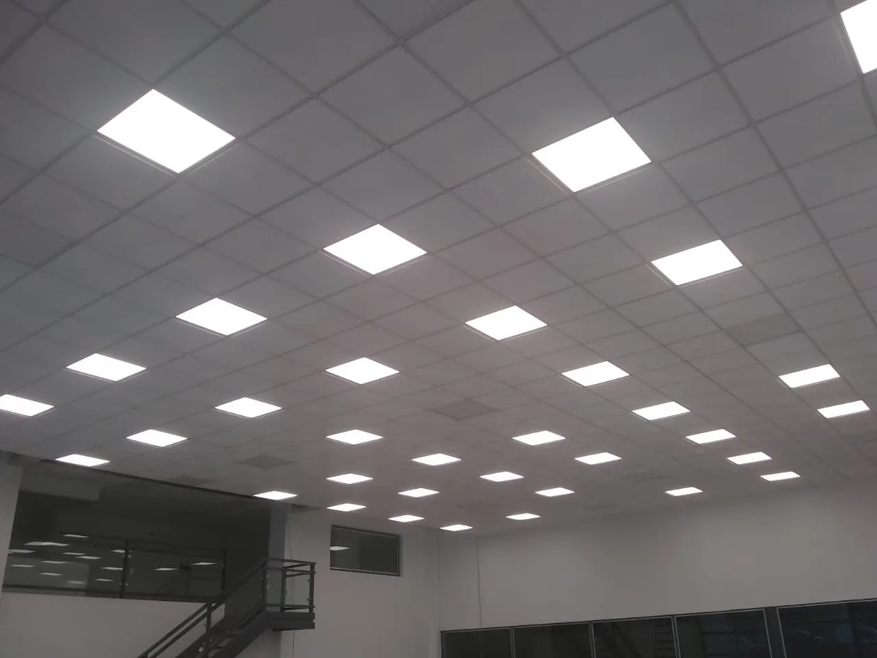 Local comercial con cielorraso modular e iluminación LED