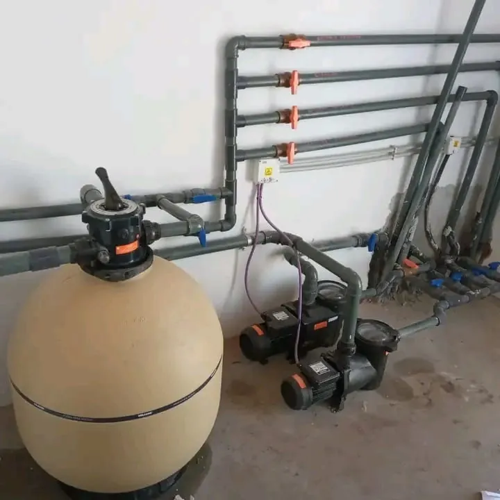 Sala de máquinas de piscina con filtro y bomba